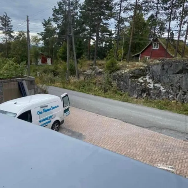 Firmabil sees fra tak med membran