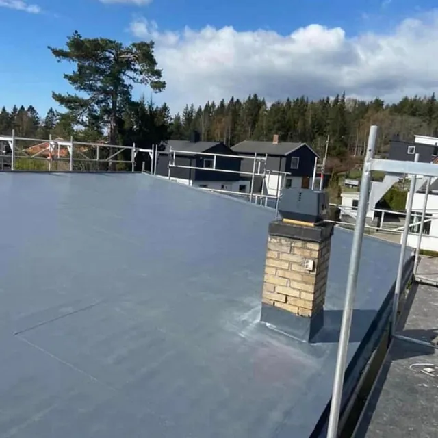 Membran legges på tak med pipe