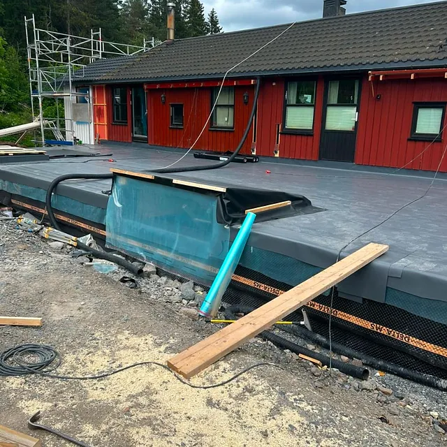 Membran lagt på flate utenfor hus