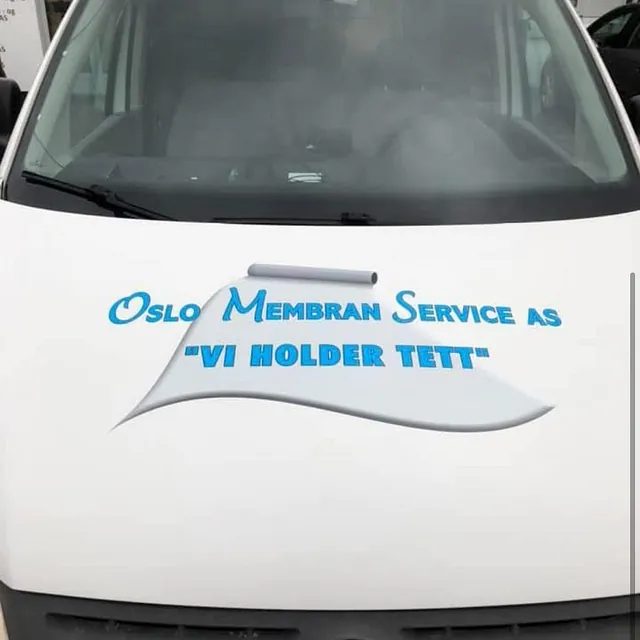 Firmabil sett forfra med logo