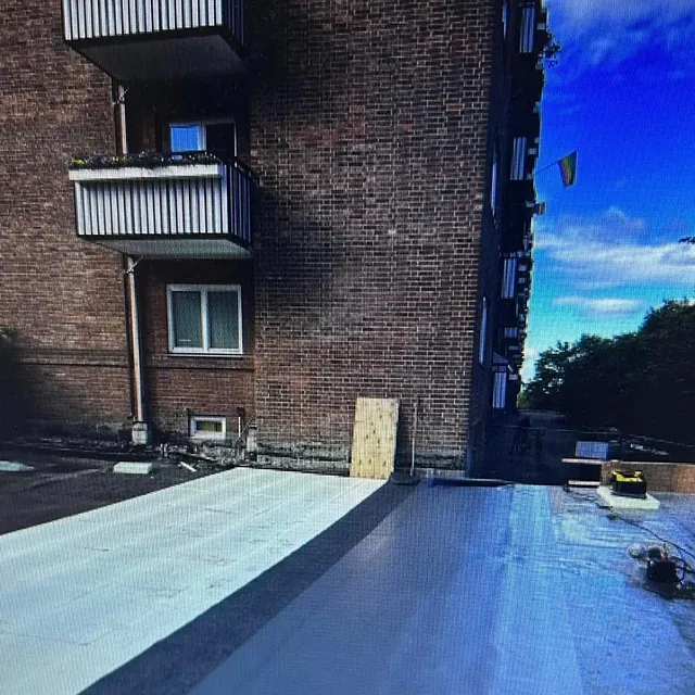 Svart membran lagt på tak