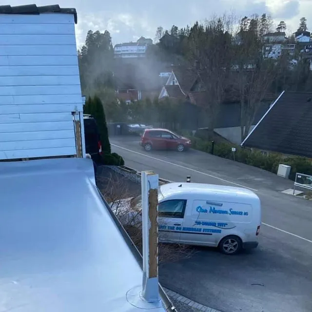 Firmabil sees fra tak hvor det legges membran