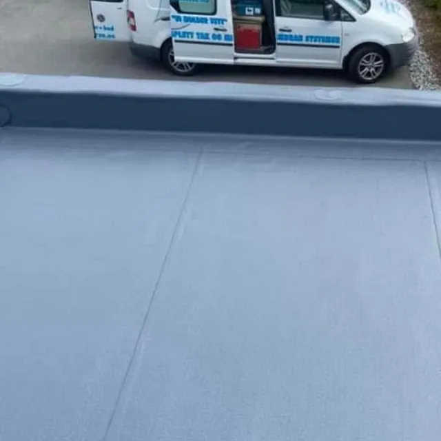 Firmabil sees fra tak med membran